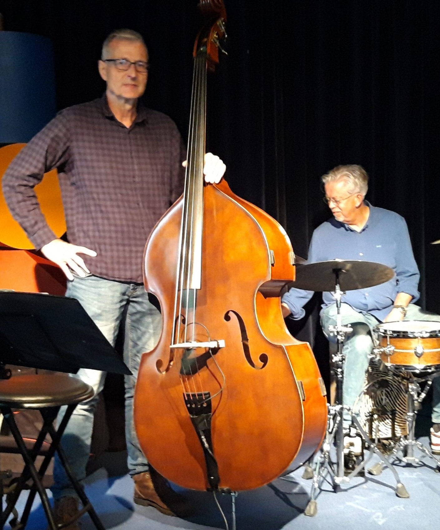 Contrabassist en drummer van SFEL tijdens een optreden