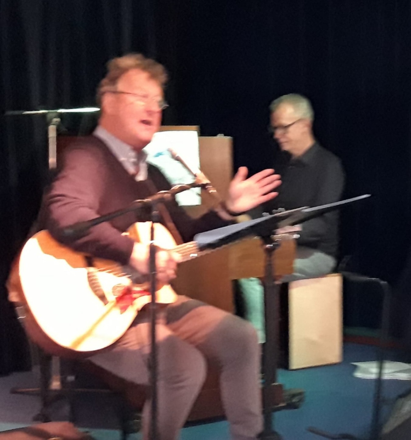 Zanger-gitarist en pianist van SFEL tijdens een optreden